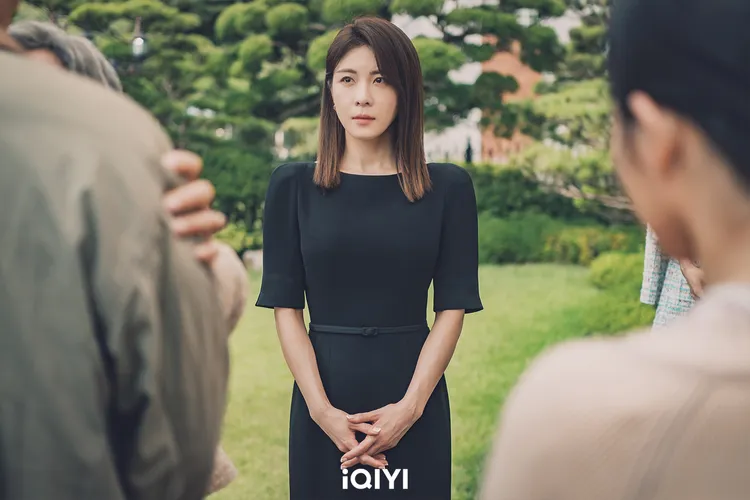 河智苑在劇中飾演財團多金孫女。愛奇藝國際站提供