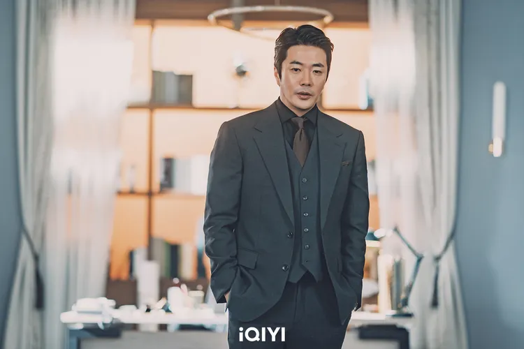 權相佑在《謝幕》飾演大型財閥集團三友的接班人裴東濟。愛奇藝國際站提供