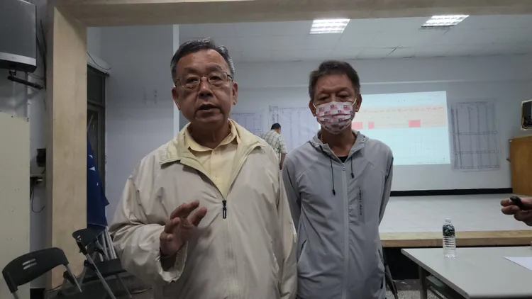 賴峰偉用「鷸蚌相爭，漁翁得利」八字來承認敗選。許逸民攝