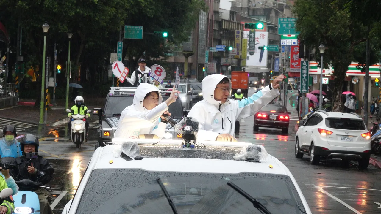 柯文哲陪同黃珊珊車掃。莊宗達攝