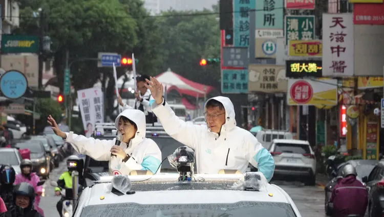 柯文哲陪同黃珊珊車掃。莊宗達攝