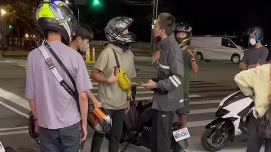 雙方在超商前起口角衝突。攝自網路