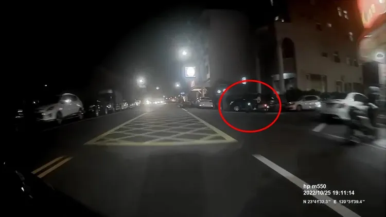 男大生認為對方在路口沒打方向燈就轉出，險釀事故。攝自網路