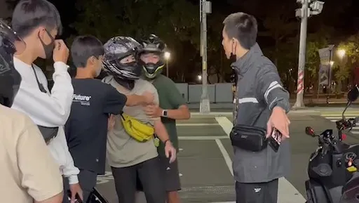 騎車轉彎未打方向燈險釀事故 男大生當交通糾察隊遭嗆又拉扯