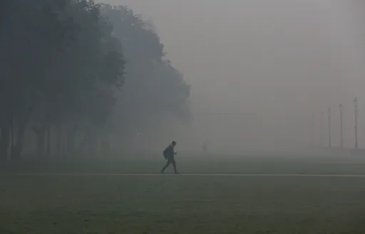 德里冬天到来空污破表　印媒形容像「吸毒气」