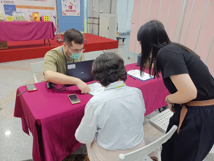 童綜合醫院高齡照護團隊進行「長者健康整合式評估服務」。童綜合醫院提供