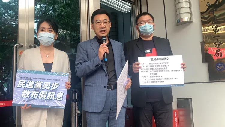 立委江啟臣與李德維、李貴敏共同赴北市中正警察一分局，檢舉民進黨公開散布假訊息。江孟謙攝