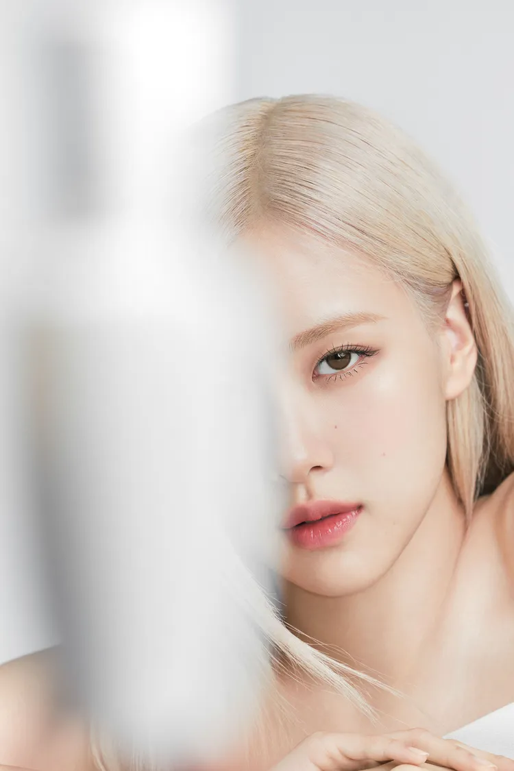 ROSÉ的美顏搭著雪花秀潤燥養膚精華白瓷限定版，畫面相當純淨美好。品牌提供