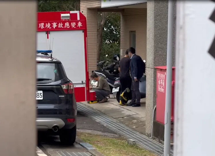 廠內人員及警消了解事故狀況。讀者提供