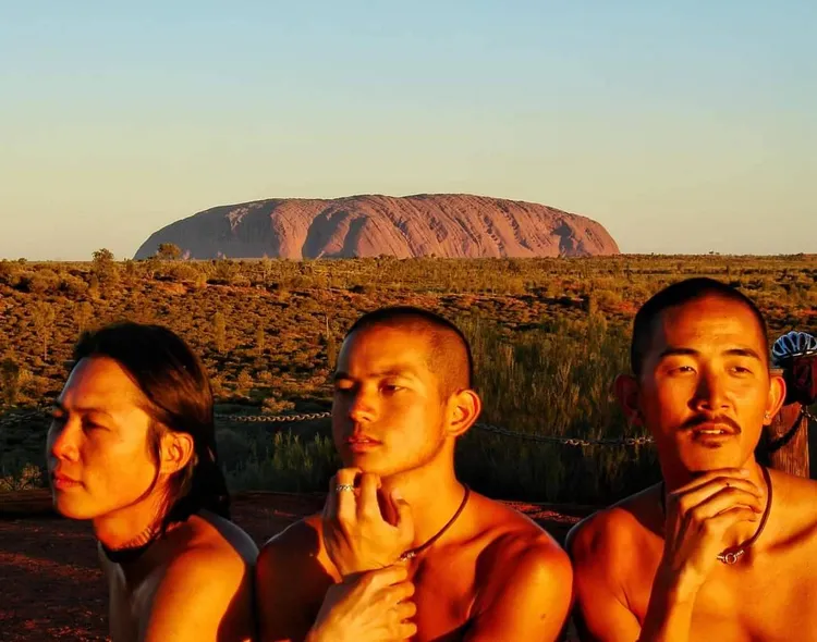宥勝（中）在澳洲打工度假時的模樣。翻攝宥勝臉書