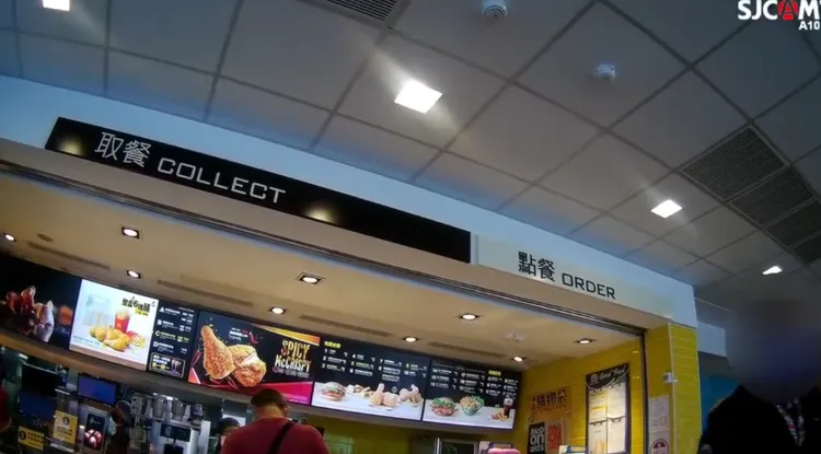 警方到速食店幫民眾找皮夾。警方提供