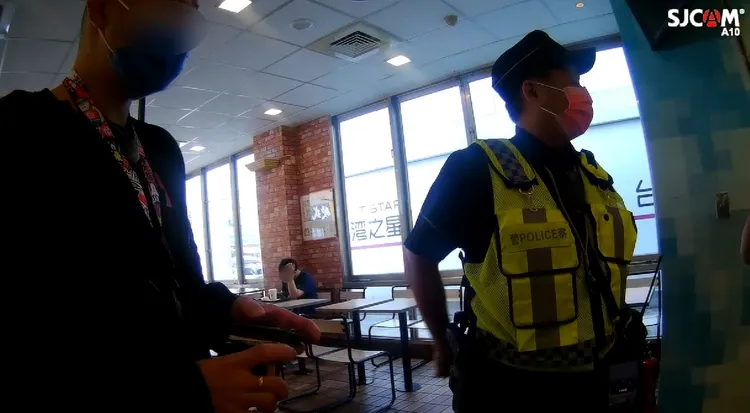 員警幫張男找到掉落的皮夾。警方提供