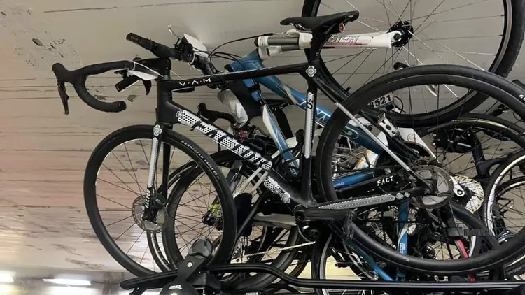 車友看到照片心痛說都是單價極高的頂級公路車，甚至還有Factor英國夢幻品牌車架。民眾提供