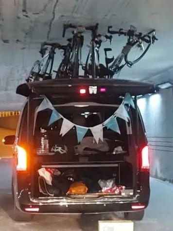 游姓男子駕駛的廂型車行經八德西路後港巷涵洞時，車頂附掛的腳踏車因過高而撞到涵洞頂部。讀者提供