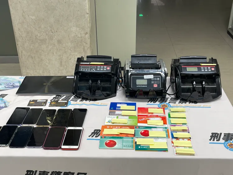 警方查扣人頭帳戶等證物。翻攝畫面