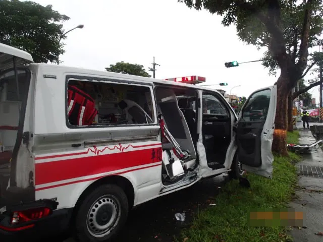 救護車右側車身被撞凹變形。讀者提供