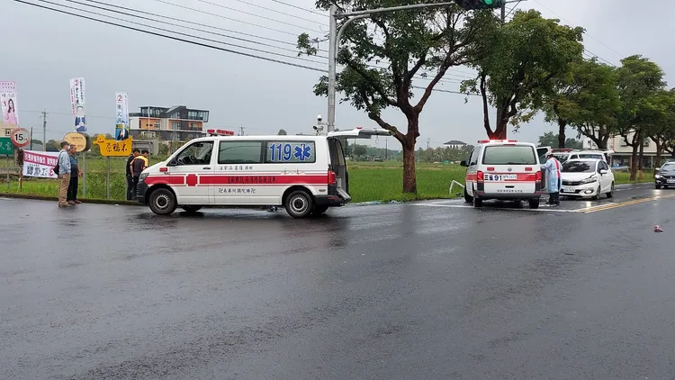 警消緊急調來其他救護車將患者及家屬繼續送往醫院治療。讀者提供