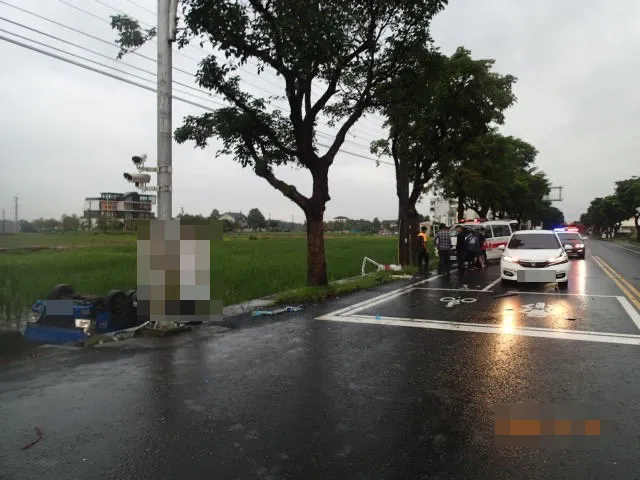 原本停在路口等紅綠燈的白色轎車無辜被波及。讀者提供