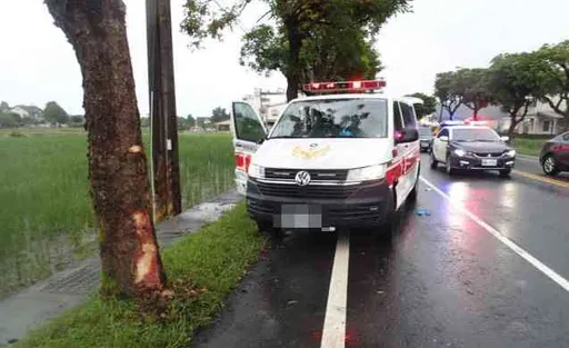 救護車鳴笛載病患就醫　小貨車綠燈直行攔腰撞上翻落田中