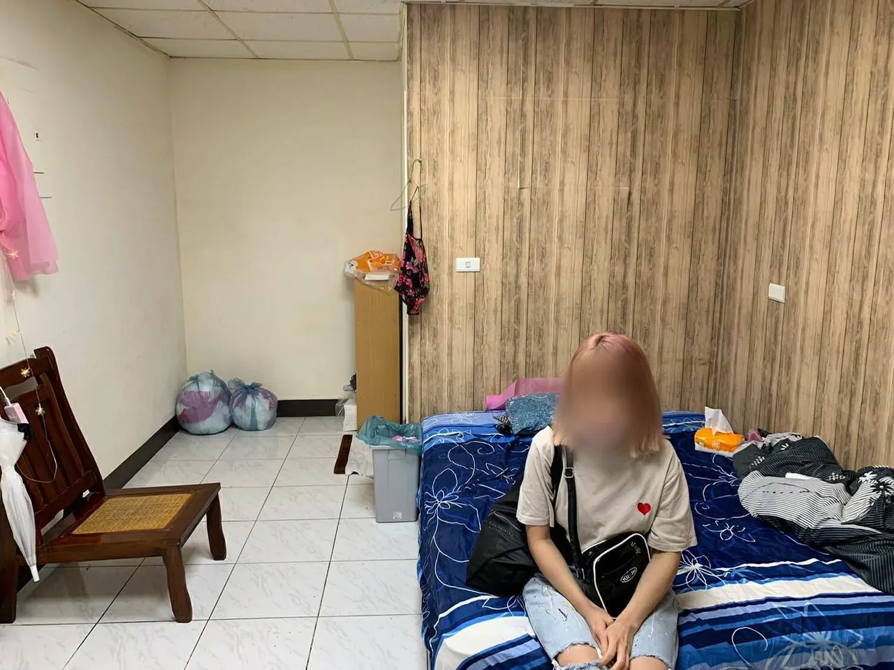 吳女貼出自己穿著童貞殺的衣服,並提供熟客拍照。警方提供