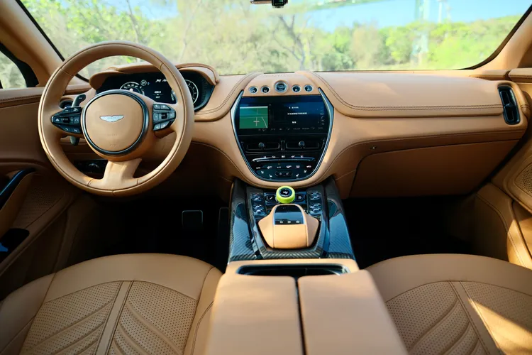 內在仍保有車廠一貫的精緻細膩手工。陳志淵攝