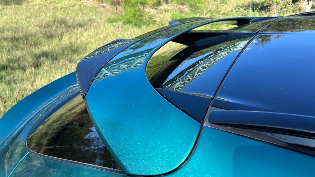 车尾的碳纤维小尾翼颇收画龙点睛之效。陈志渊摄