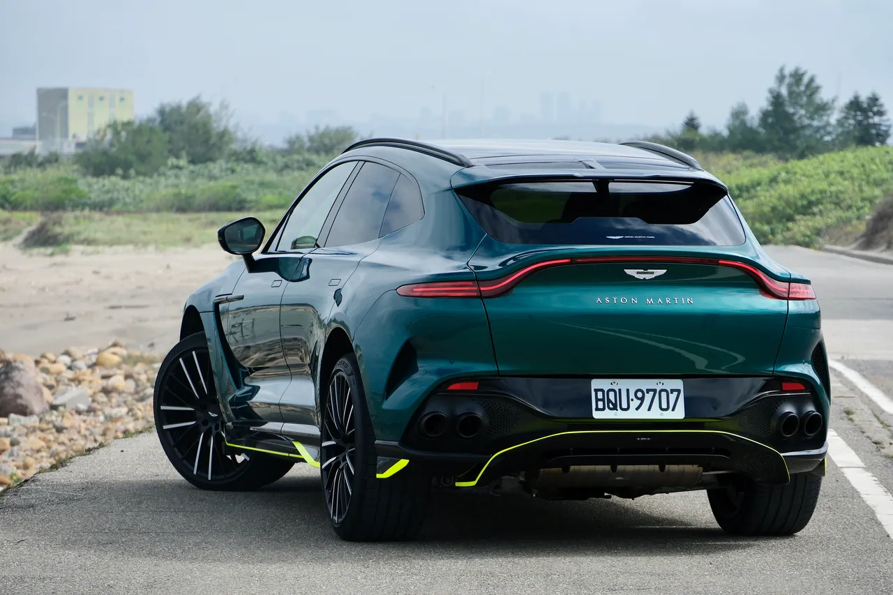 更为张狂的空力设计，看起来还是不显高调。陈志渊摄