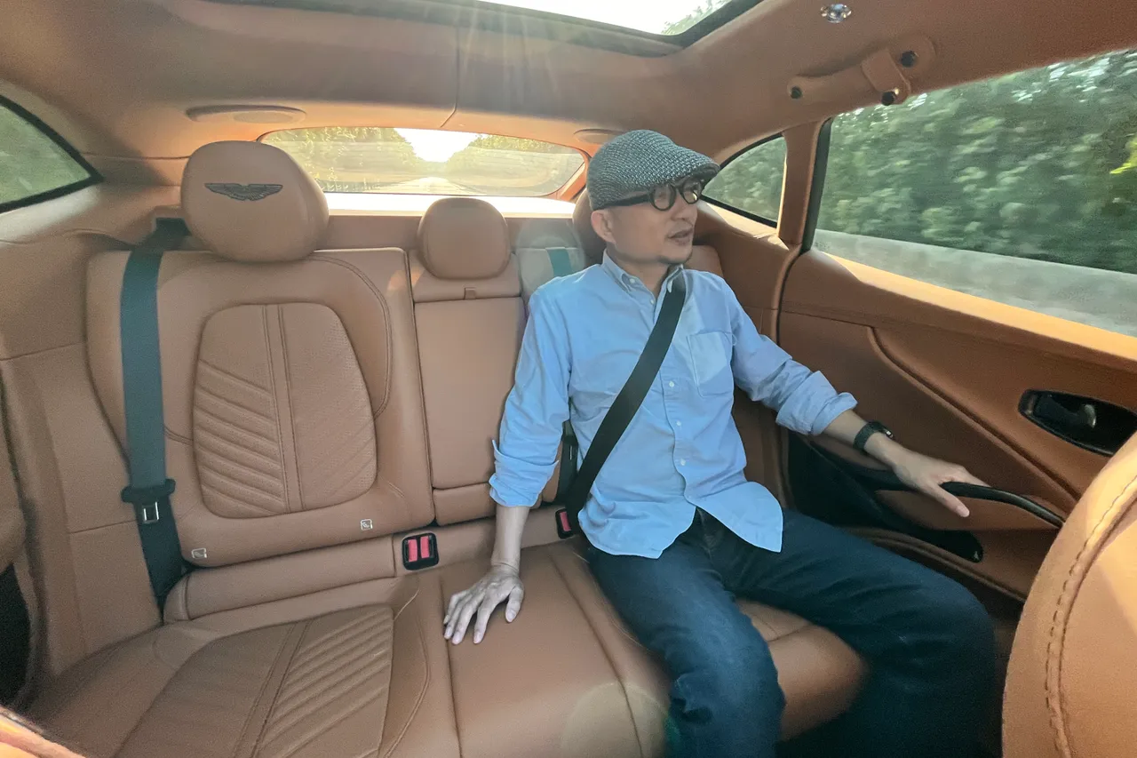 后座宽敞、实际上路乘坐舒适感佳，不过椅背略微挺直。陈志渊摄