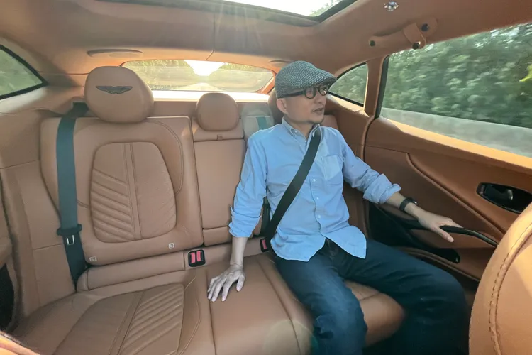 後座寬敞、實際上路乘坐舒適感佳，不過椅背略微挺直。陳志淵攝