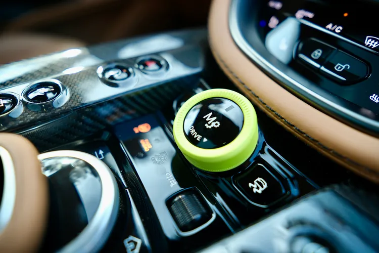 行車模式控鍵改以轉盤設計並置於中控台下方就手處。陳志淵攝