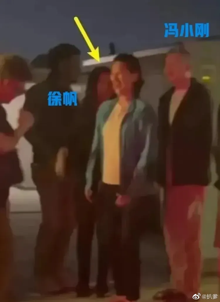 馮小剛（右）和徐帆被拍到在美國豪宅門口送客。翻攝扒爹微博