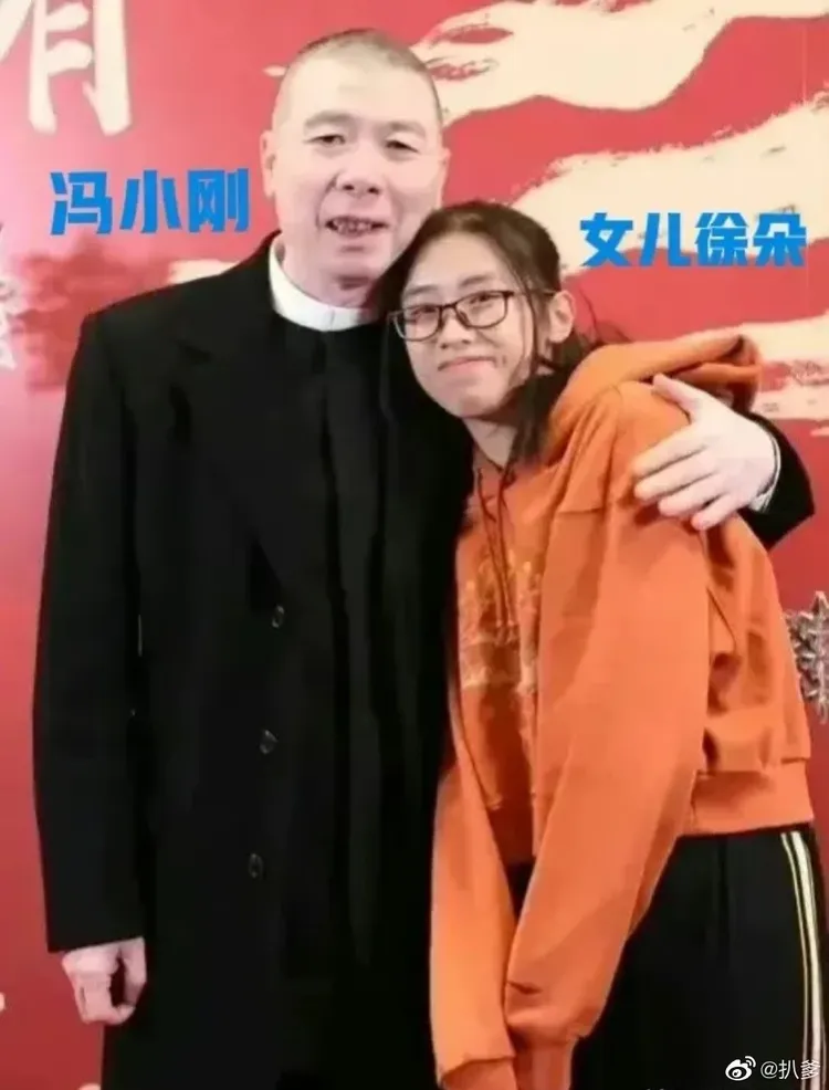 馮小剛（左）和老婆領養的小女兒徐朵，今年已經18歲。翻攝扒爹微博