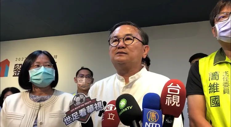 劉櫂豪與團隊接受媒體訪問。翻攝畫面