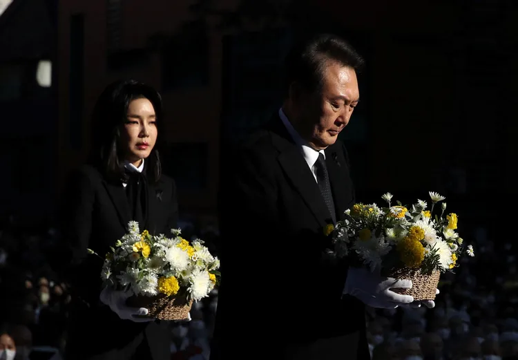 南韓第一夫人金建希（左）曾與總統尹錫悅（右）共同出席梨泰院慘劇遇難者追悼慰靈法會。路透社