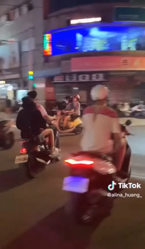 路口綠燈，這群人就按喇叭騎車離去。翻攝爆料公社