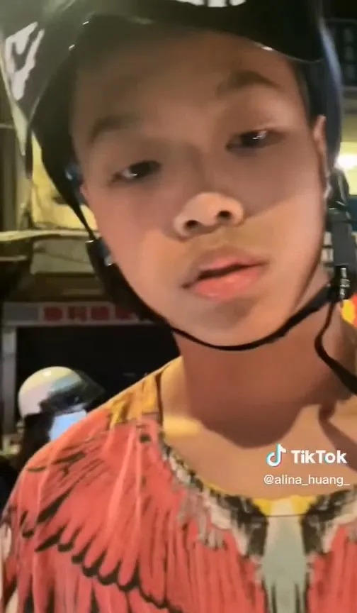 伸手搶手機的男子，不斷嗆說他有肖像權。翻攝爆料公社