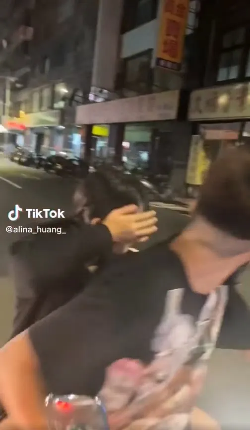 騎在後面的不斷閃躲被手機拍到。翻攝爆料公社