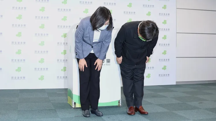 蔡英文與民進黨秘書長林錫耀向支持者鞠躬。葉志明攝