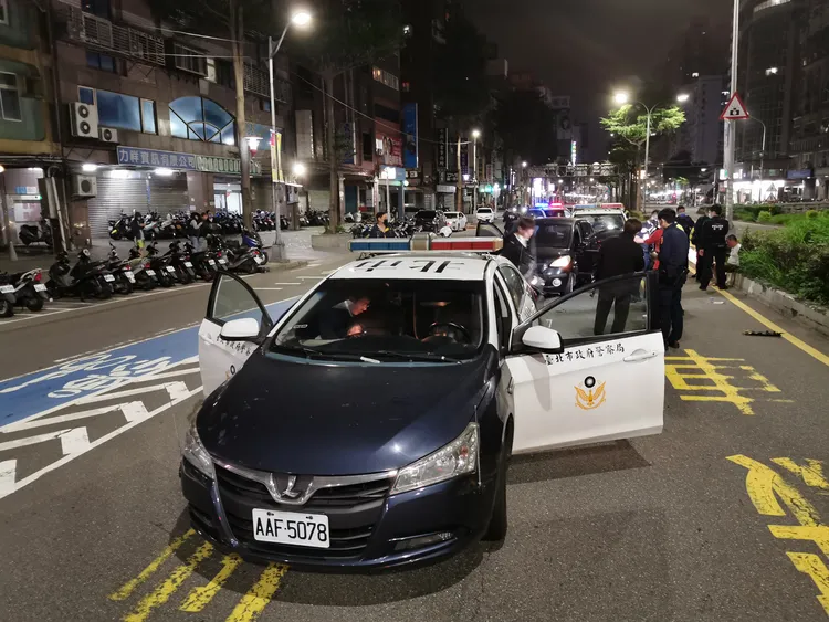 警方遭撞後連開12槍，最後在三重攔下轎車。陸運鋒攝