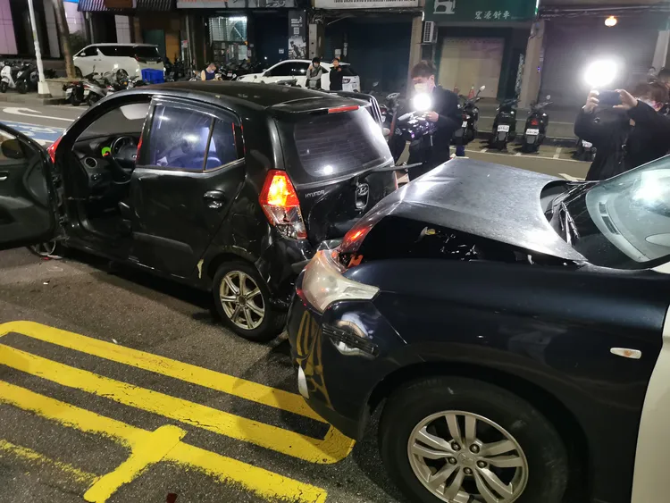 警方最後在三重將轎車攔停。陸運鋒攝