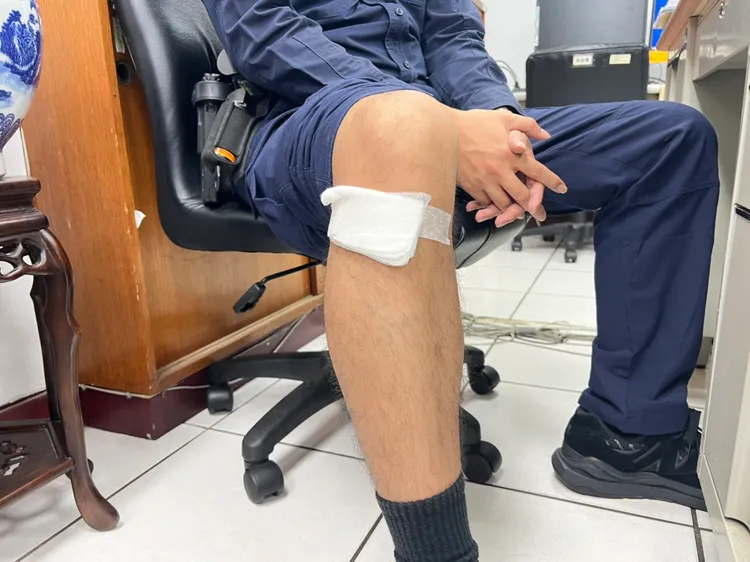 警方遭衝撞受傷。翻攝畫面