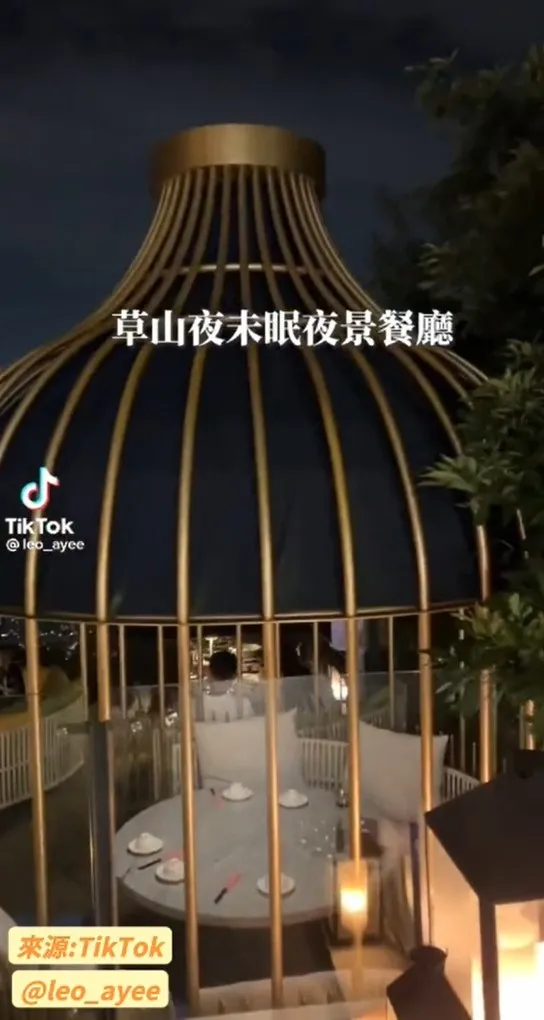 金色鳥籠分別佇立在角落，鳥籠式包廂，充滿特色。TikTok@leo_ayee 提供