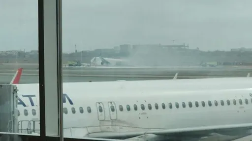 南美航空又傳意外　客機秘魯起飛撞車起火釀2死