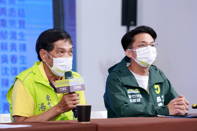 東香里長湯燕明（左）召開記者會痛斥，根本沒經過同意就出現在名單上。沈慧虹競辦提供