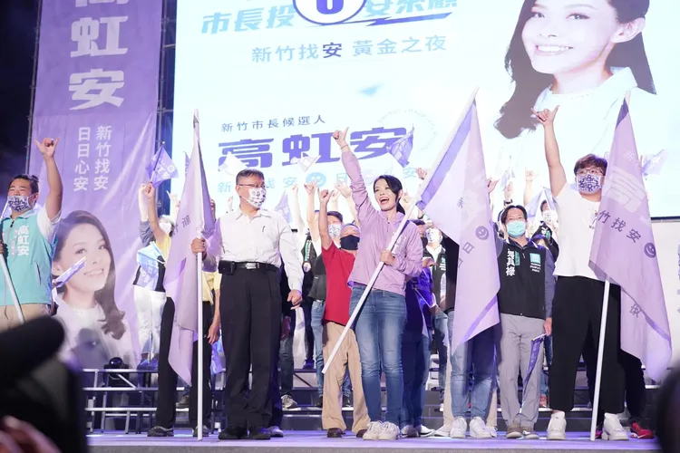 高虹安昨天舉辦造勢晚會時，宣稱有75位里長到場支持，事後卻被綠營抓包，有里長根本不知自己在名單上。翻攝自高虹安臉書