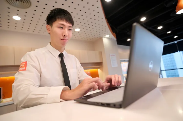 長期使用電腦注意姿勢。示意圖／陳志淵攝