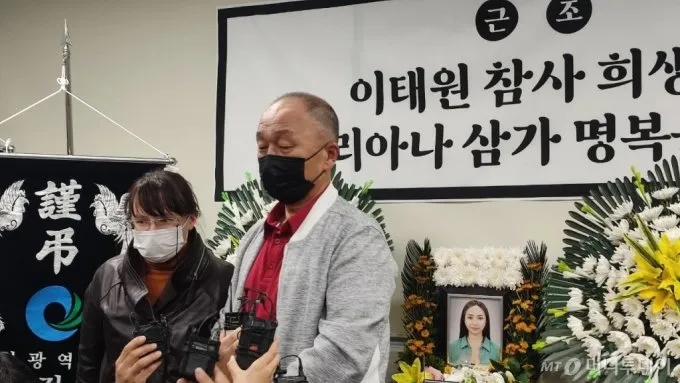 朴父在靈堂上收到李英愛轉達的信，感激她的幫忙，也感謝各界的捐款。翻攝moneytoday