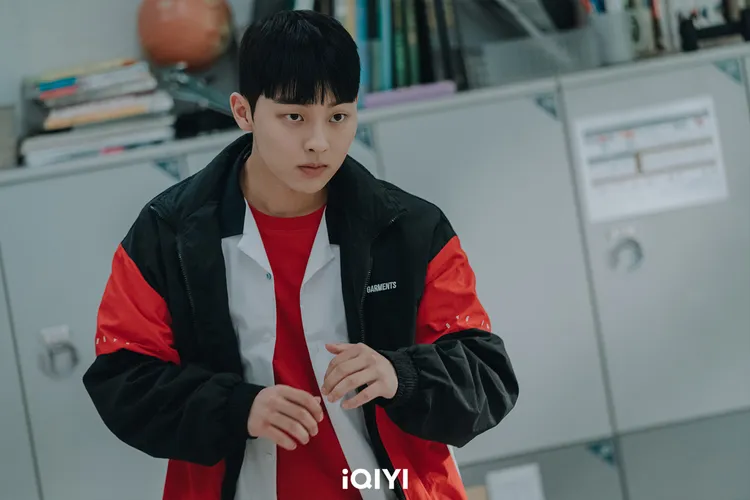 崔顯旭飾演擁有格鬥身手的同學。愛奇藝國際站提供