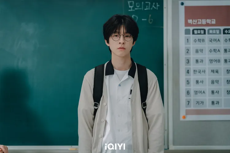 洪慶飾演國會議員的養子，因為遭霸凌轉學，結識朴志訓、崔顯旭。愛奇藝國際站提供