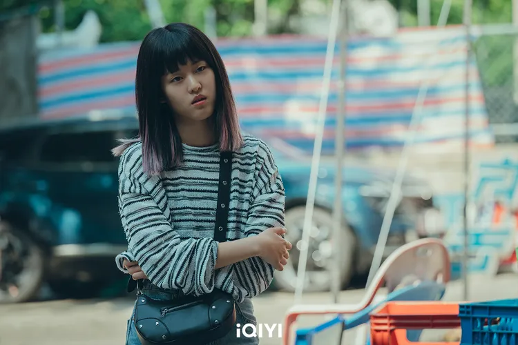 在《少年法庭》女扮男裝飾演觸法少年的李妍，劇中詮釋不良少女「小英」。愛奇藝國際站提供